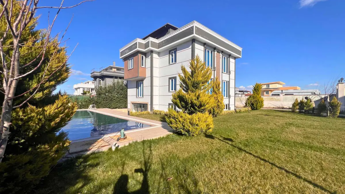 SİLİVRİ ORTAKÖYDE HAVUZLU BAHÇELİ MÜSTAKİL SATILIK VİLLA