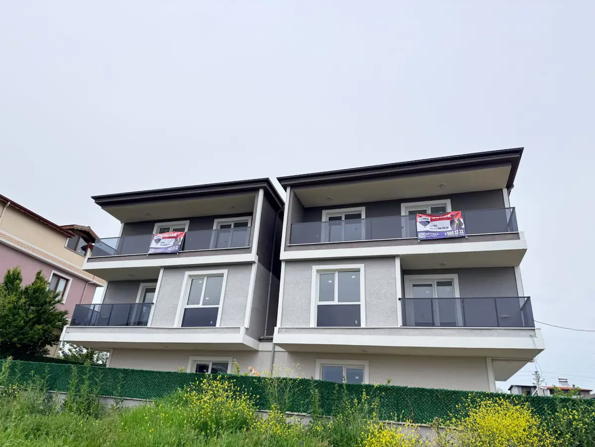 RE/MAX LAVANDADAN YENİÇİFTLİKTE 4+1 TRİPLEX SATILIK VİLLA