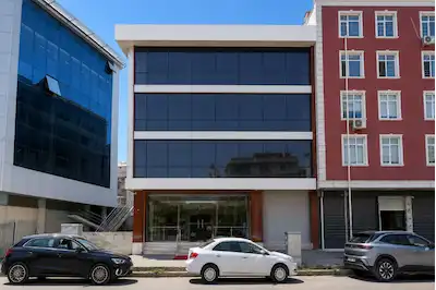 İNÖNÜ MAHALLESI'NDE MERKEZI KONUMDA,YENILENMIŞ VE KIRACILI SATILIK BINA