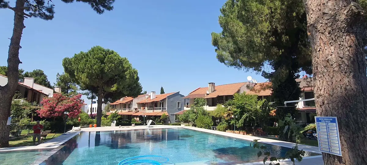 URLA ÇEŞMEALTINDA ÖMER ÖZKAN TATİL SİTESİ’NDE 3+1 250 M² VİLLA