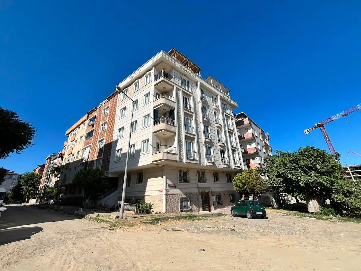 KOCASİNAN MERKEZ MAHALLESİ'NDE AYDINLIK VE GENİŞ 2+1 SATILIK DAİRE