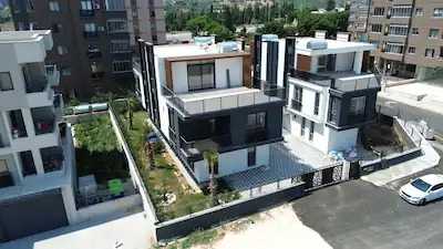 RE/MAX RİNA'DAN ESKİ MEZİTLİ'DE 280M² LÜKS TRİPLEX VİLLA