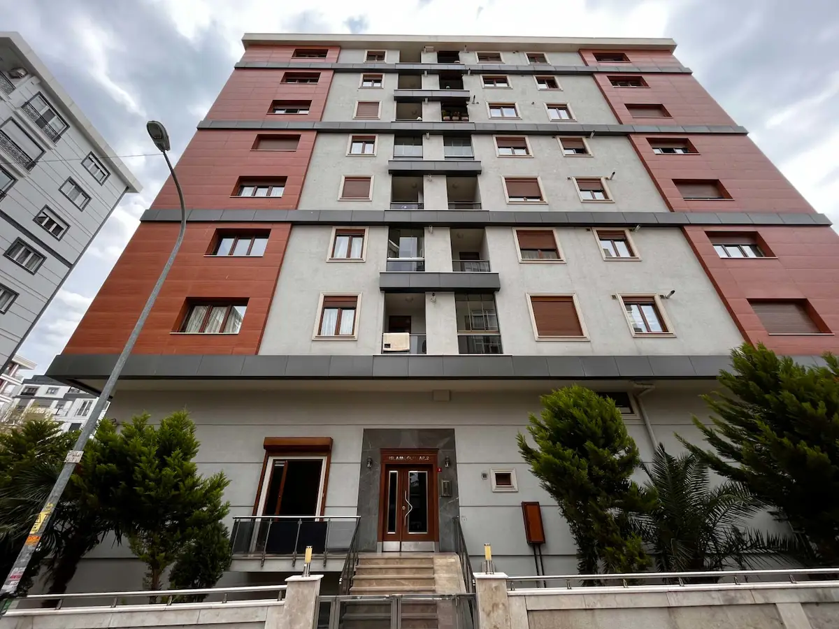 FAHRETTIN KERIM GÖKAY CADDESI ÜZERINDE HER TÜRLÜ KULLANIMA UYGUN SATILIK DÜKKAN