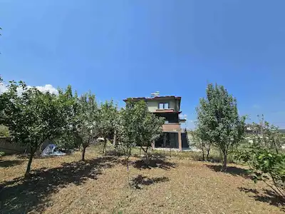 KAVAKTA 1.589 M² ARSA İÇİNDE 3 KATLI MÜSTAKİL EV & MEYVE BAHÇES