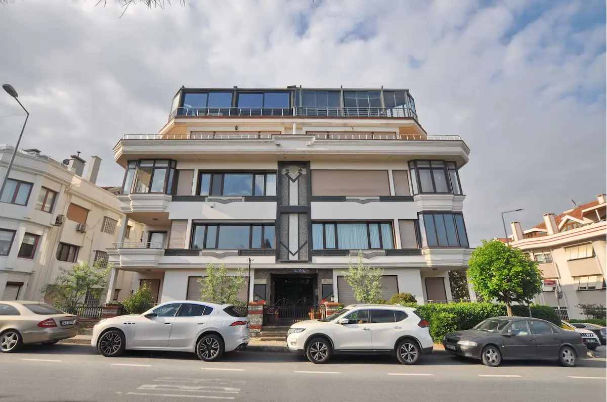 FLORYA DA GÜVENLİKLİ KAT MÜLKİYETLİ HAVUZLU FIRSAT BAHÇE KATI
