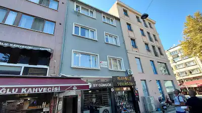 BEYOĞLU CAMİİKEBİR'DE MERKEZİ KONUMDA SATILIK KOMPLE BİNA