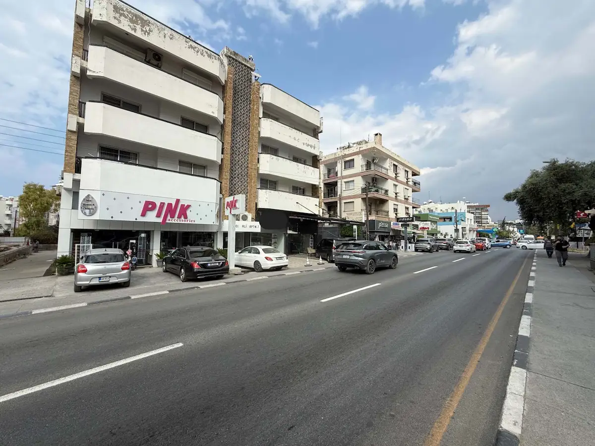 GIRNE MERKEZ'DE İŞLEK ANA CADDE ÜZERI SATILIK TÜRK TAPULU DÜKKAN