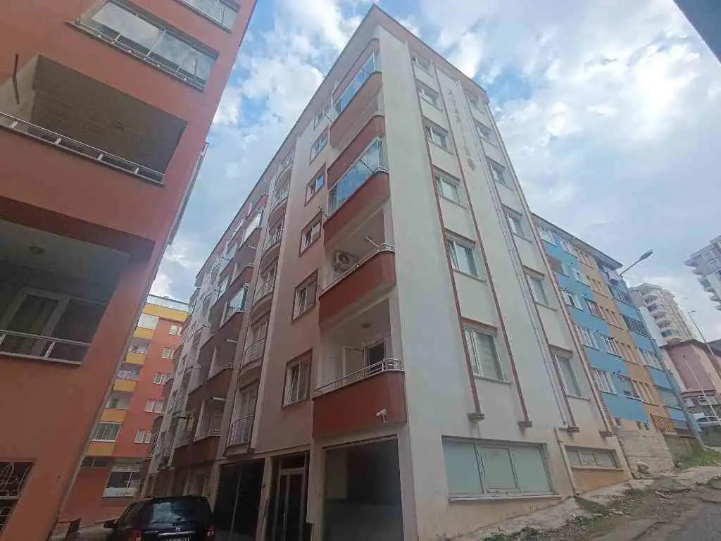 YOMRA KÜLTÜR MERKEZİ KARŞISI CADDEYE 50METRE TERTEMİZ 3+1