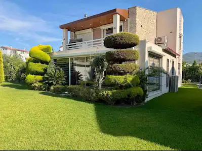 KUŞADASI SAHİL SİTELERİ MEVKİİNDE MÜSTAKİL SATILIK VİLLA...