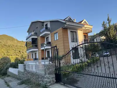 KARAMÜRSEL’DE SİTE İÇİNDE 3+1 | 120 M² NET | BALKONLU | KAT MÜLKİYETLİ TAPULU