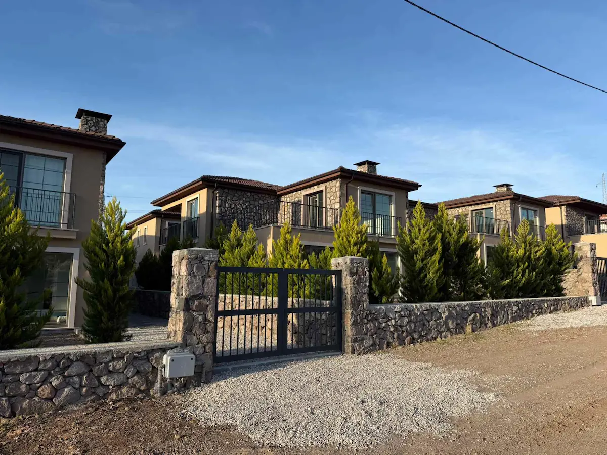 ÇANAKKALE ASSOS’TA DOĞAYLA İÇ İÇE MÜSTAKİL TAPULU 4+1 SATILIK VİLLA 