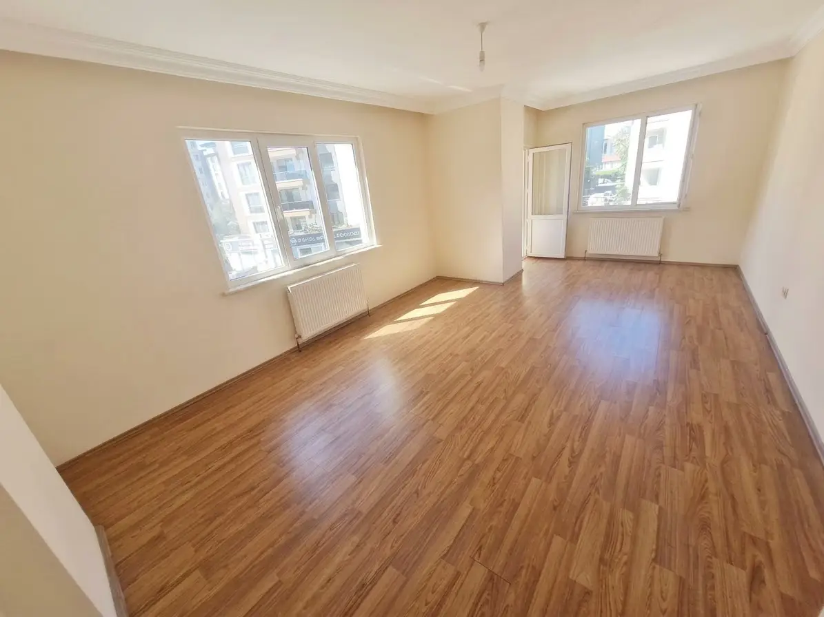 KURTKÖY MERKEZDE 2+1 BALKONLU 87M² ARAKAT 3