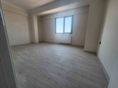 SIFIR 2+1 ARA KAT AÇIK MUTFAKLI MERKEZİ KONUMDA