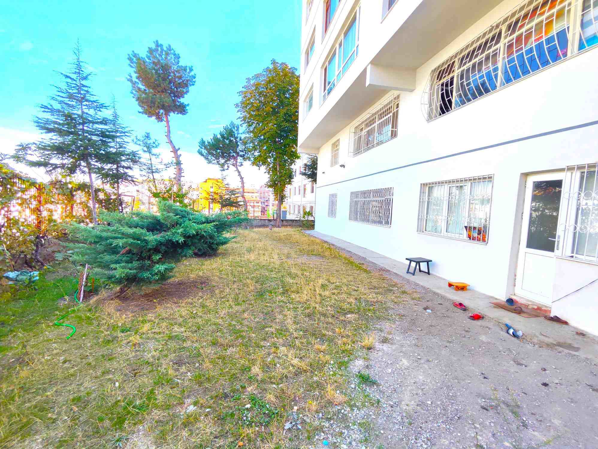 KIZILIRMAK CADDESİNDE SATILIK BAHÇE ÇIKIŞLI KEYİFLİ 3+1 DAİRE