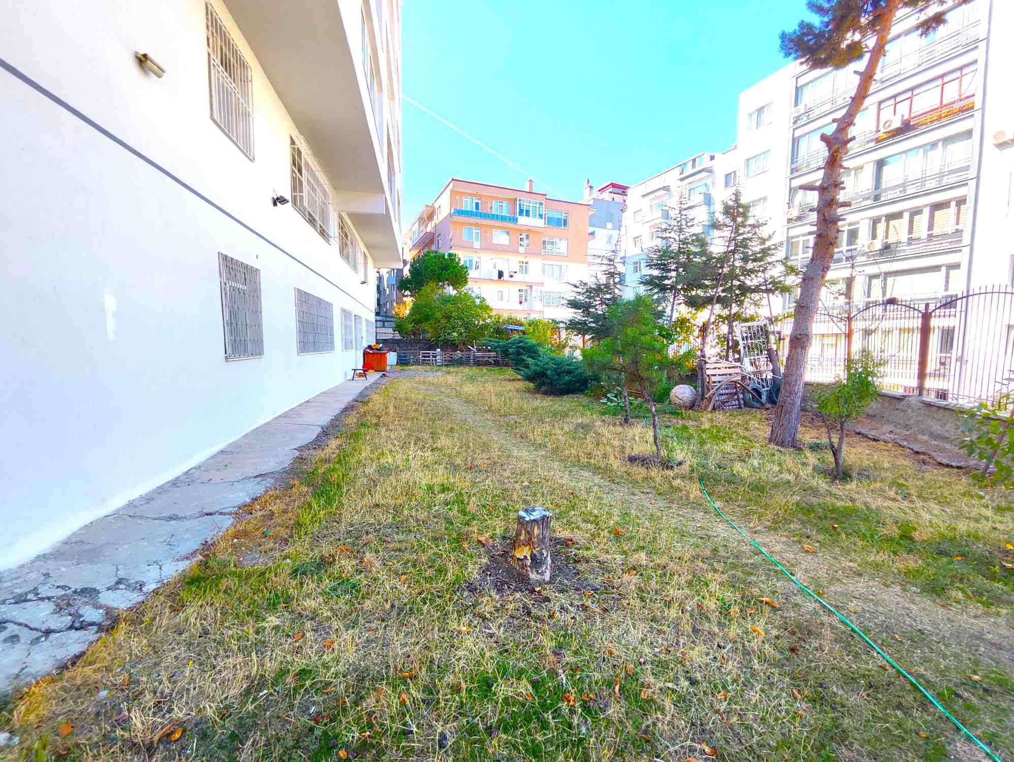 KIZILIRMAK CADDESİNDE SATILIK BAHÇE ÇIKIŞLI KEYİFLİ 3+1 DAİRE