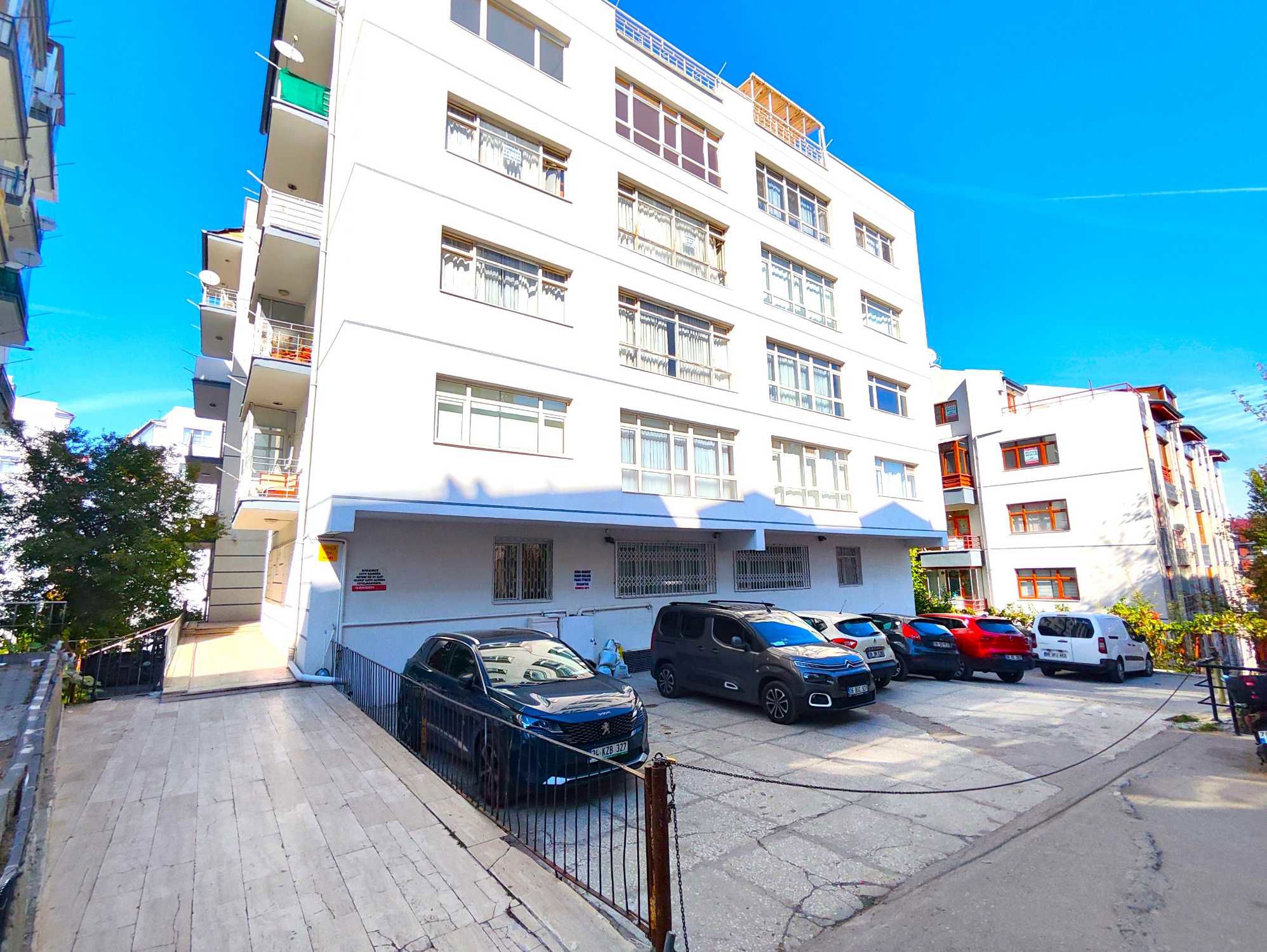 KIZILIRMAK CADDESİNDE SATILIK BAHÇE ÇIKIŞLI KEYİFLİ 3+1 DAİRE