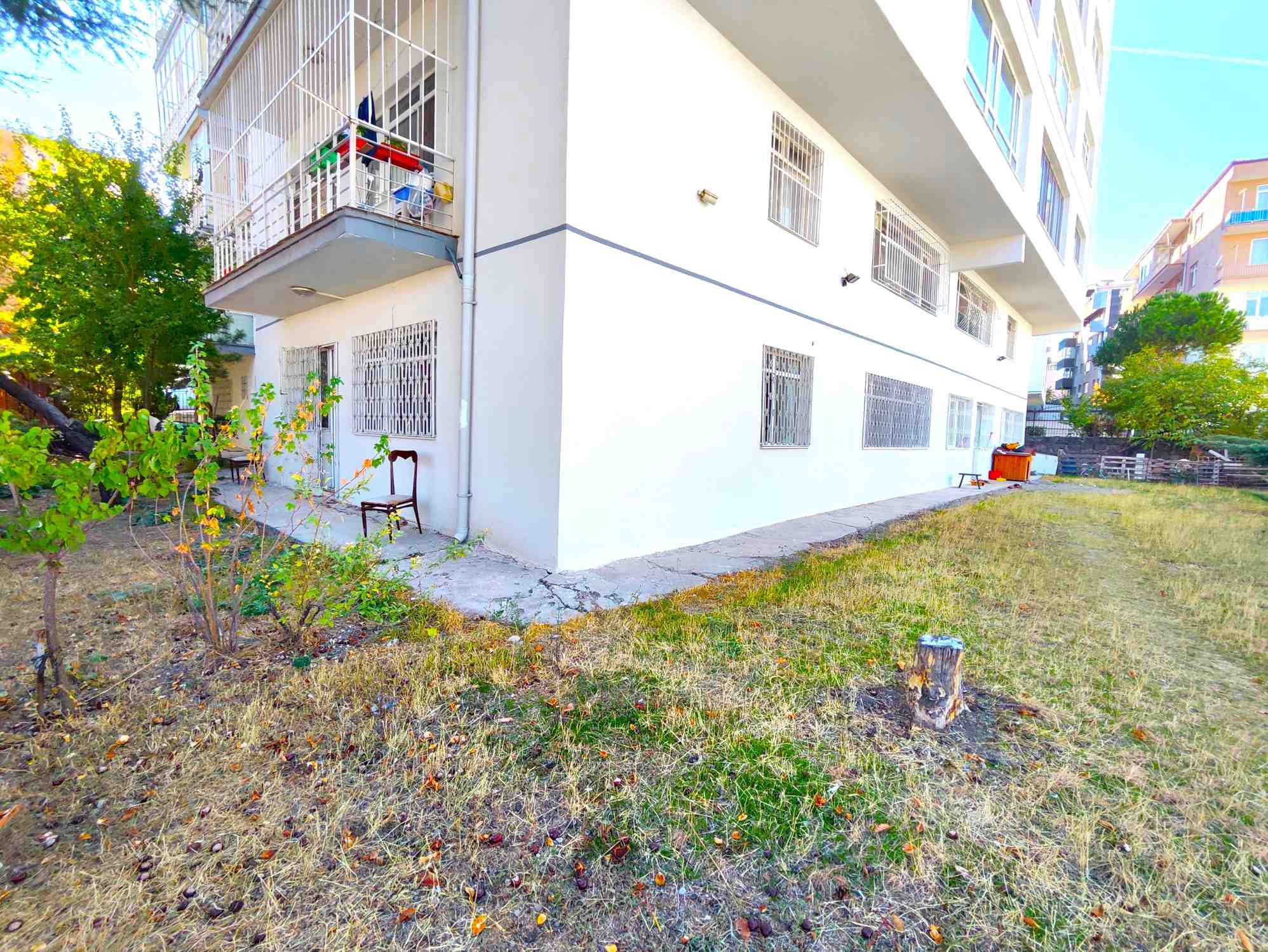 KIZILIRMAK CADDESİNDE SATILIK BAHÇE ÇIKIŞLI KEYİFLİ 3+1 DAİRE