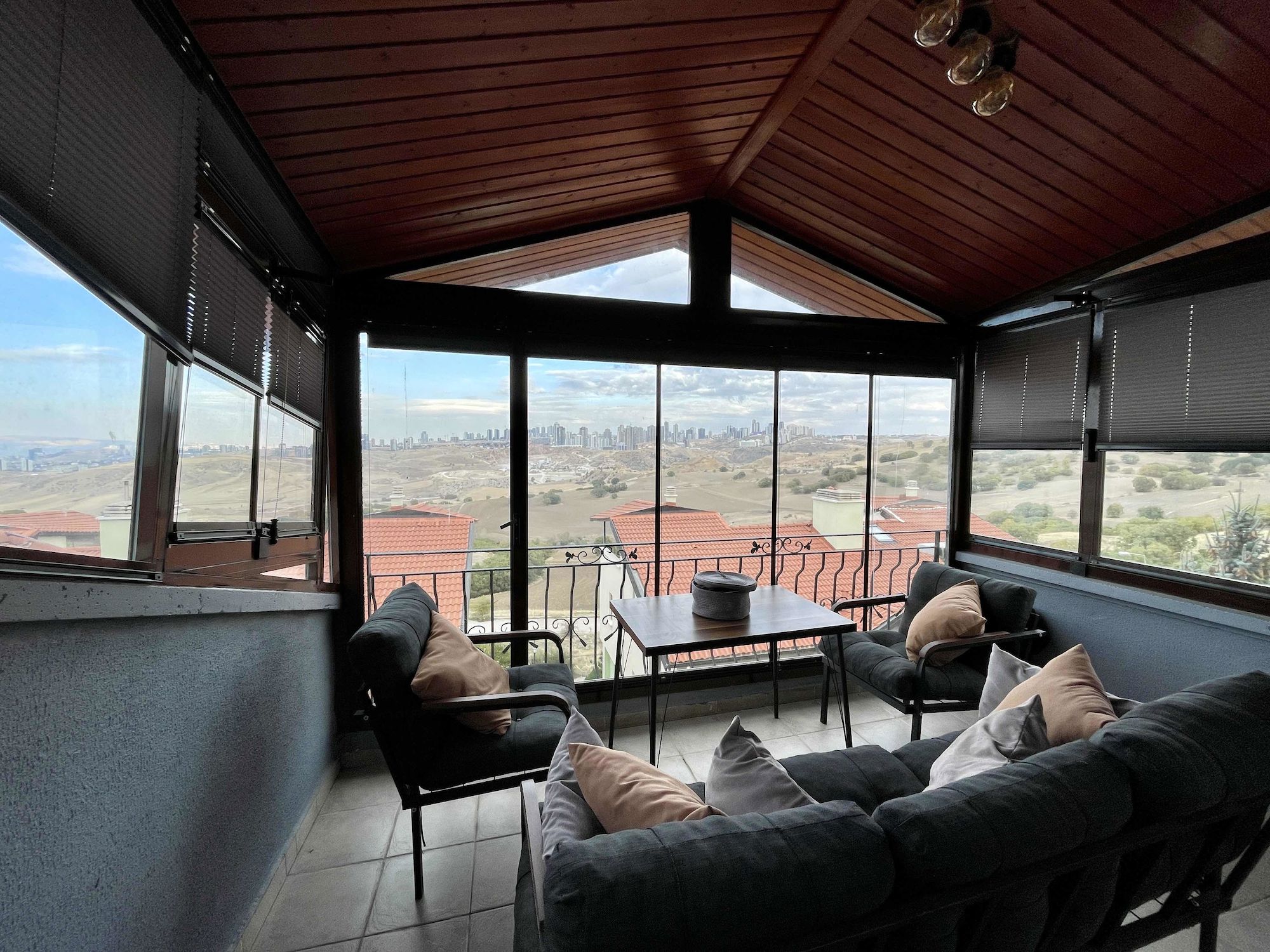 ACİL ÖZDEBİRLİK SİTESİNDE YATIRIMLIK 4 KATLI MÜSTAKİL VİLLA