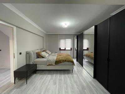 ACİL ÖZDEBİRLİK SİTESİNDE YATIRIMLIK 4 KATLI MÜSTAKİL VİLLA