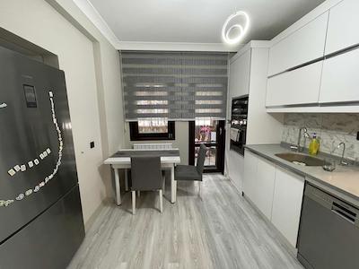 ACİL ÖZDEBİRLİK SİTESİNDE YATIRIMLIK 4 KATLI MÜSTAKİL VİLLA