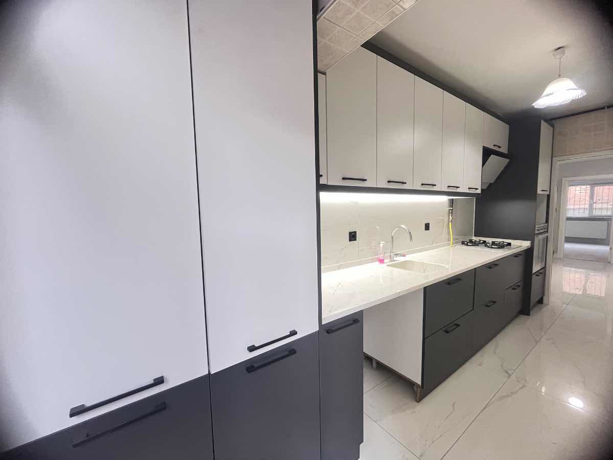 REMAX BEYAZ NAMAZGAH MAHALLESİ'NDE KOMPLE YENİLENMİŞ 2+1 SATILIK DAİRE