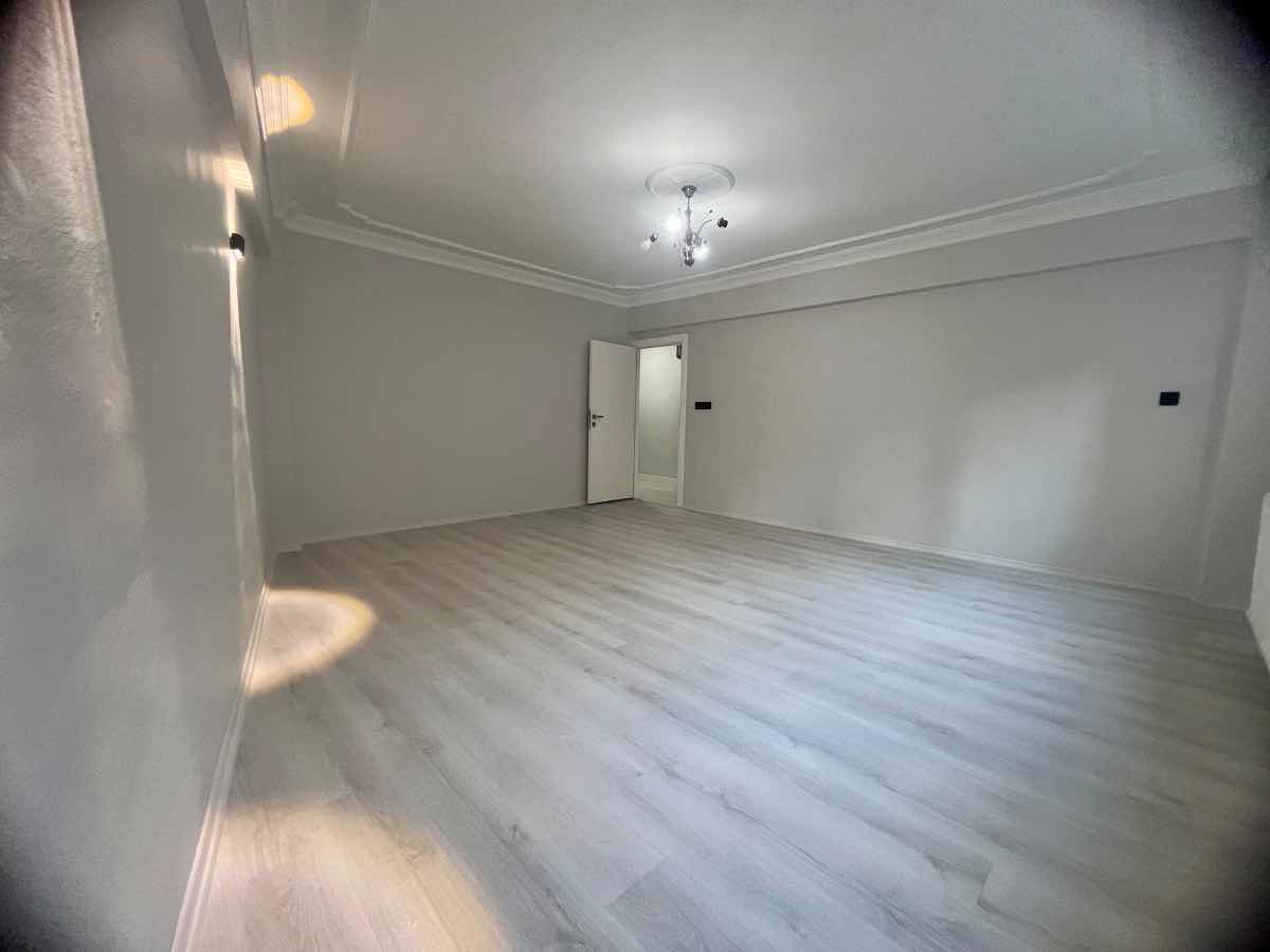 REMAX BEYAZ NAMAZGAH MAHALLESİ'NDE KOMPLE YENİLENMİŞ 2+1 SATILIK DAİRE