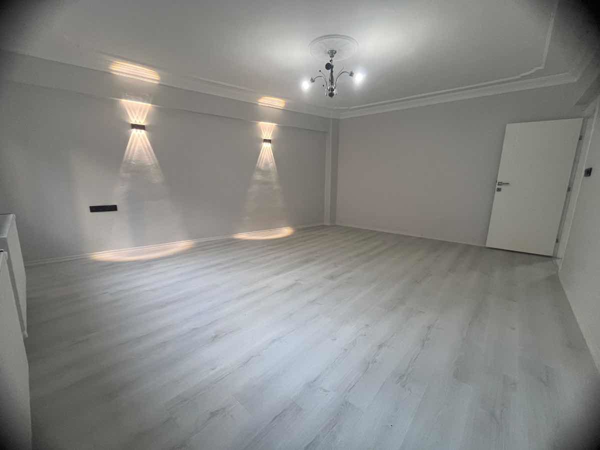 REMAX BEYAZ NAMAZGAH MAHALLESİ'NDE KOMPLE YENİLENMİŞ 2+1 SATILIK DAİRE