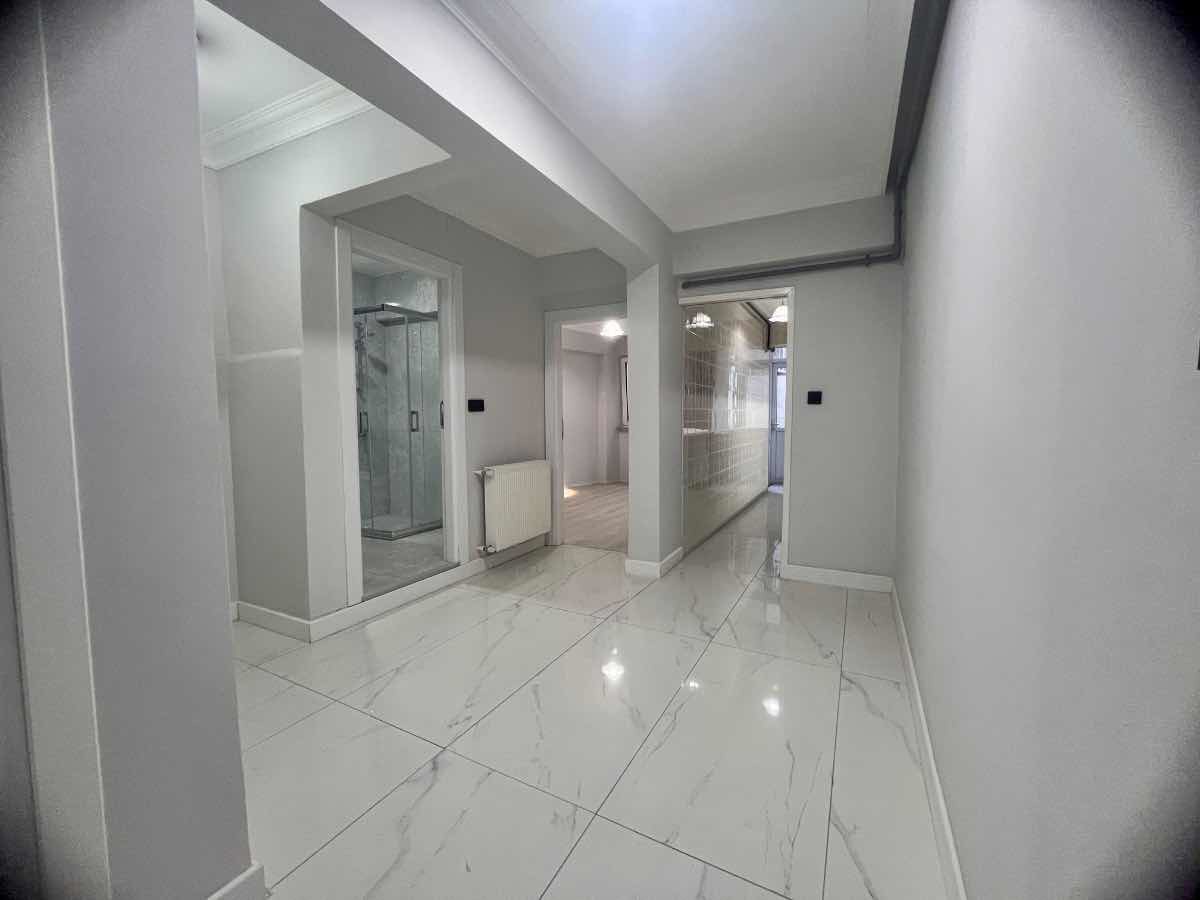 REMAX BEYAZ NAMAZGAH MAHALLESİ'NDE KOMPLE YENİLENMİŞ 2+1 SATILIK DAİRE