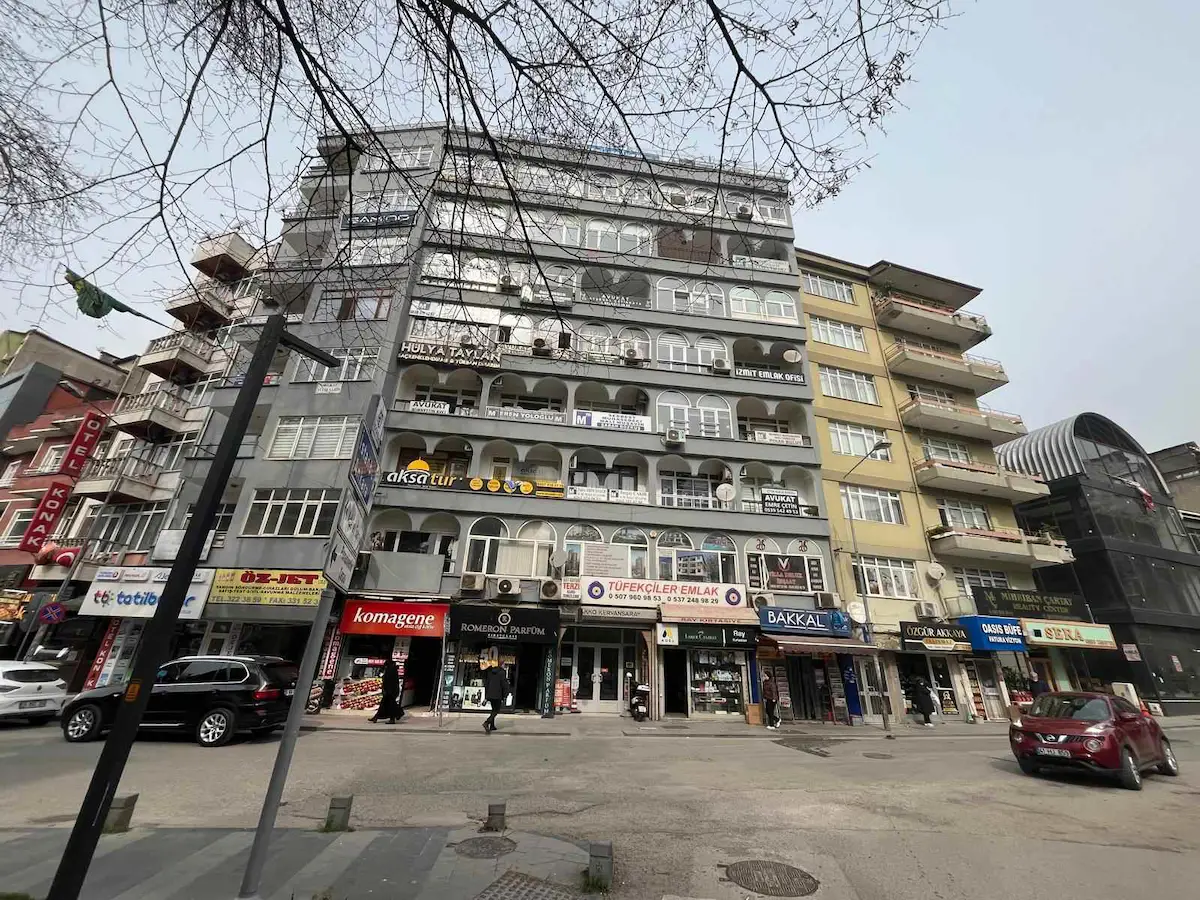 İZMİT KERVANSARAY GAKKO İŞ MERKEZİNDE ARAKAT KİRALIK 70M2 OFİS