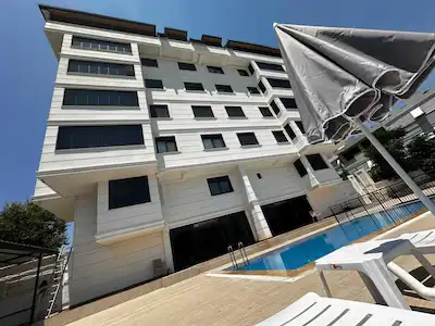 MERKEZİ KONUMDA CAM BALKONLU 2+1 DAİRE