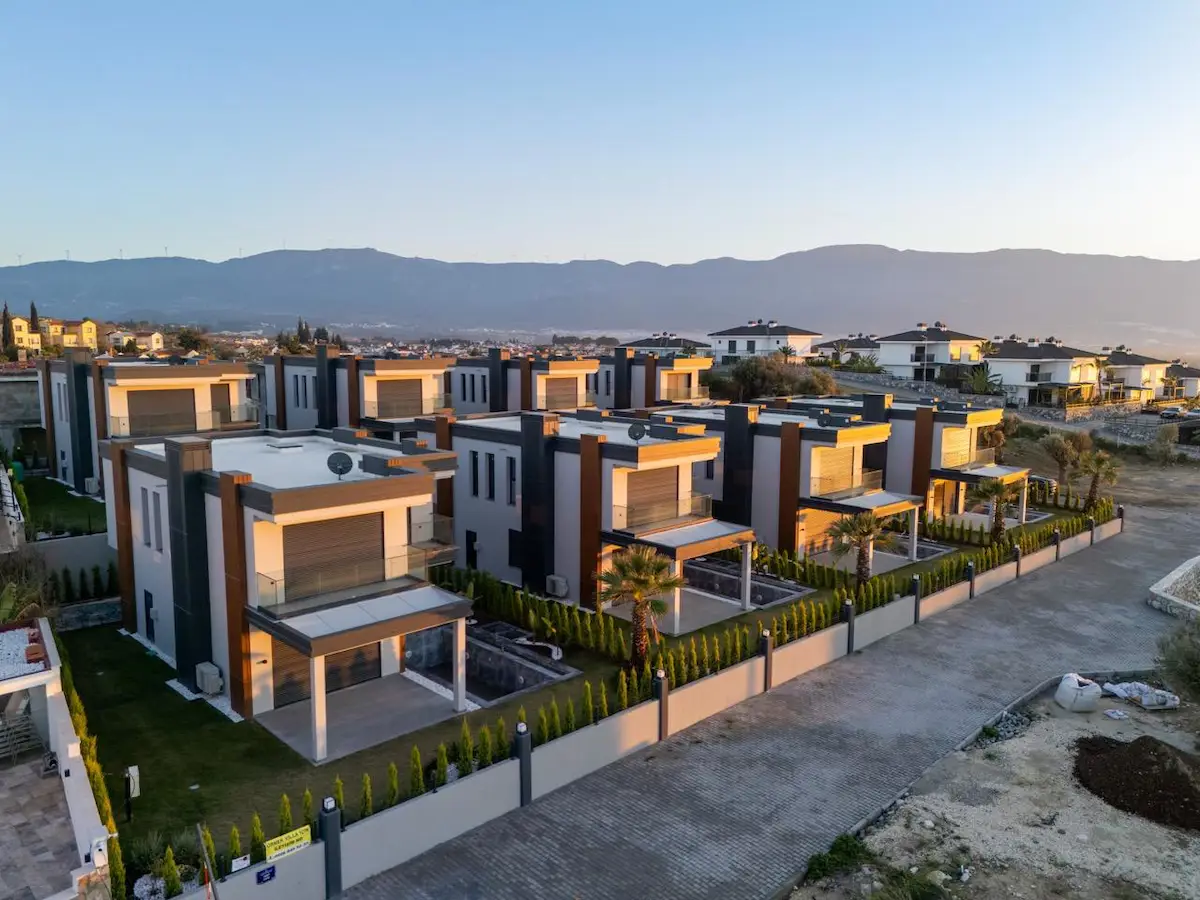 KUŞADASI'NDA ÖZEL HAVUZLU 4+1 TAM MÜSTAKİL SATILIK VİLLA