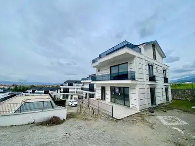 BAŞISKELE YUVACIK’TA DENIZ &DOĞA MANZARALI TRIBLEKS VILLA