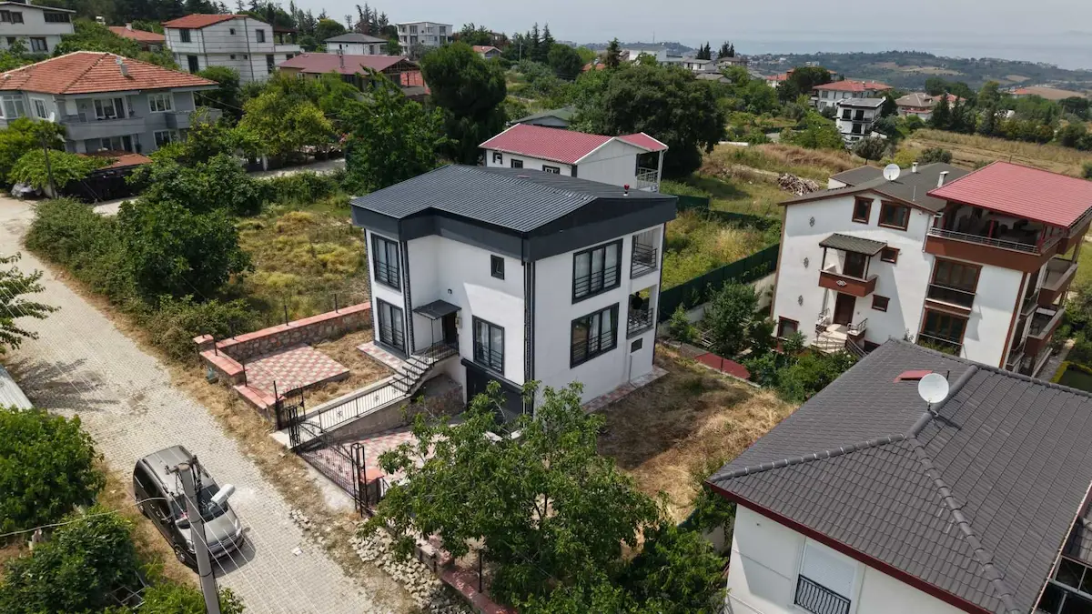REMAX ŞEHİR 2'DEN, AKKÖYDE DENİZ MANZARALI, OTURUMA HAZIR VİLLA