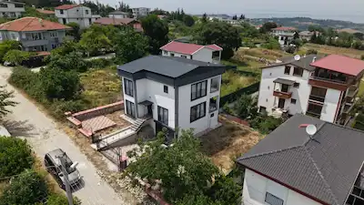 REMAX ŞEHİR 2'DEN, AKKÖYDE DENİZ MANZARALI, OTURUMA HAZIR VİLLA