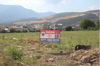 FİNİKE TURUNÇOVA SANAYİ BÖLGESİNDE 13.038 M² – 150 METRE CADDE CEPHELİ YATIRIMLIK ARSA
