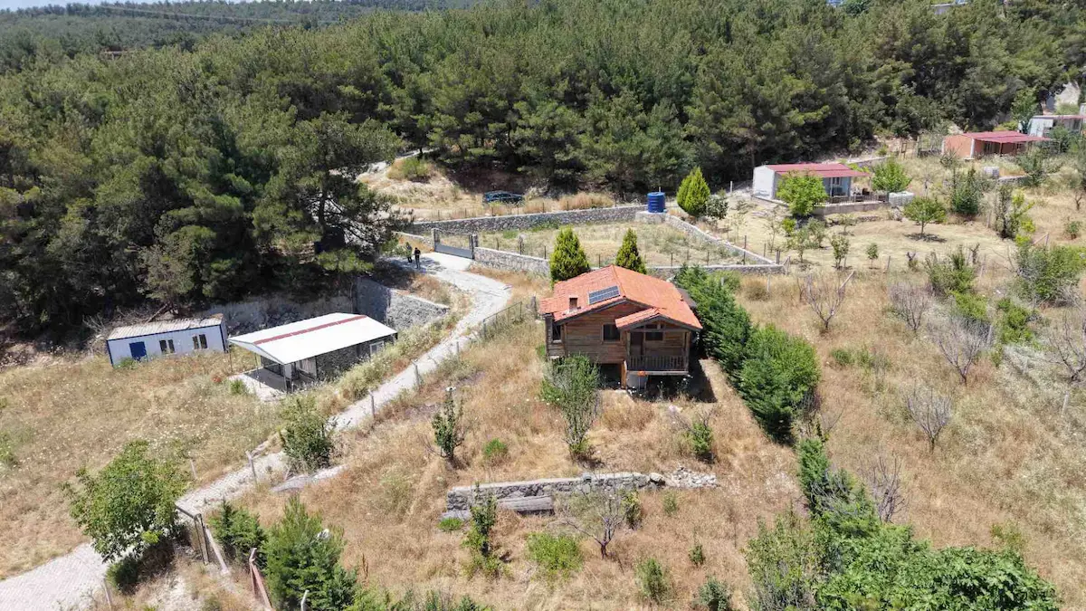 BORNOVA YAKA'DA ŞEHIR VE DOĞA MANZARALI, ŞÖMINELI AHŞAP YAŞAM ALANI