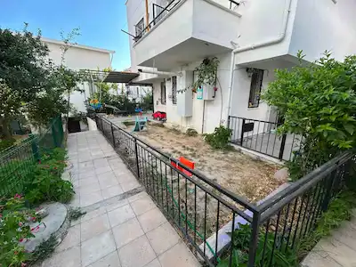KUŞADASI’NDA KADINLAR DENİZİNE YÜRÜME MESAFESİNDE 4+1 VİLLA