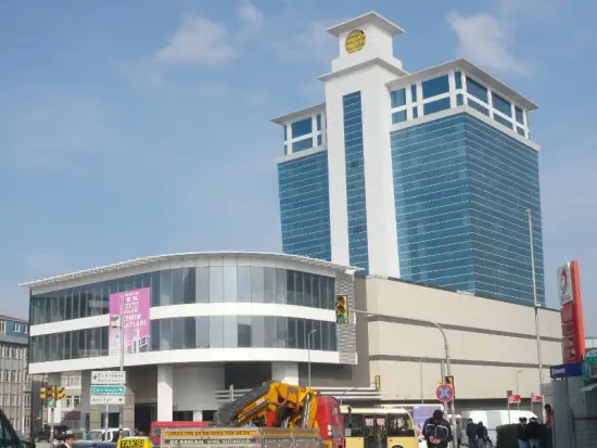 ESENYURT MEYDANI ESKULE AVM'DE EŞYALI 1+1 KİRALIK OFİS | BALKONLU | GÜNEY CEPHE | HAZIR KULLANIM