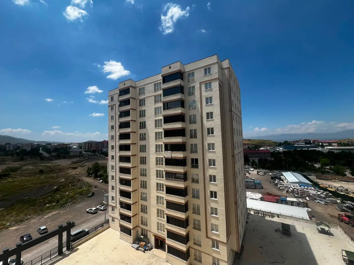 REMAX İLKE'DEN FLORYA SİTESİ'NDE SATILIK 4+1 LÜKS ARA KAT DAİRE