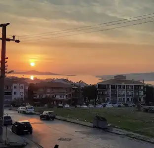 AYVALIK ALI ÇETINKAYA’DA DENIZ MANZARALI, DOĞALGAZ KOMBILI, 2+1 KIRALIK DAIRE