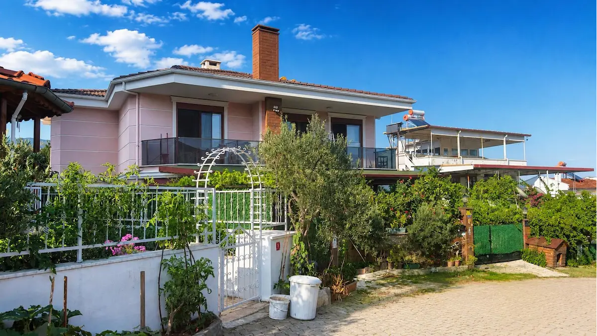 EDREMIT AVCILAR'DA DENIZE 600 M DENIZ MANZARALI BAHÇELI SATILIK 3+1 VILLA