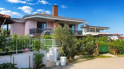 EDREMIT AVCILAR'DA DENIZE 600 M DENIZ MANZARALI BAHÇELI SATILIK 3+1 VILLA