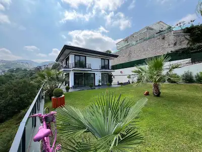 BAŞİSKELE DAMLAR 630 M2 ARSA İÇERİSİNDE SATILIK VİLLA