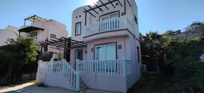 MİLAS BOĞAZİÇİ’NDE ÖZEL HAVUZLU , KESİNTİSİZ GÖL MANZARALI EŞYALI MÜSTAKİL VİLLA