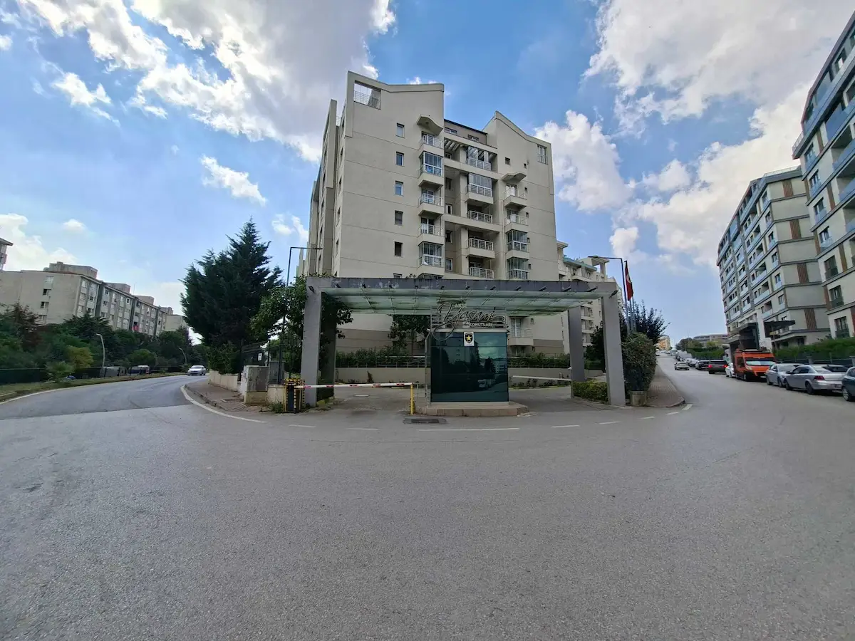 AKSE YAŞAM KONUTLARI'NDA HAVUZ CEPHELI, EŞYALI 1+1 KIRALIK DAIRE
