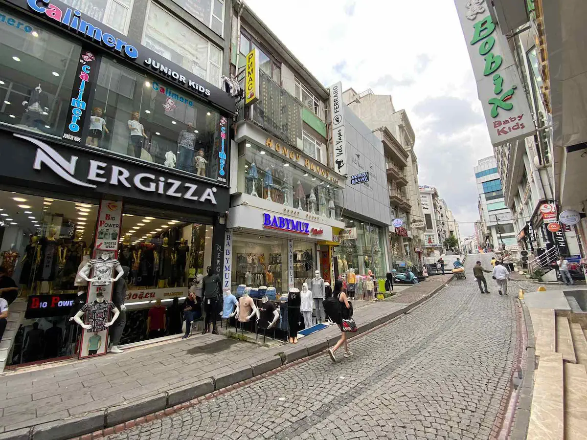 LALELİ TEKSTİL BÖLGESİNDE VİTRİNLİ GENİŞ MAĞAZA