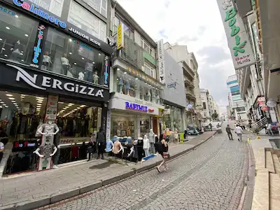 LALELİ TEKSTİL BÖLGESİNDE VİTRİNLİ GENİŞ MAĞAZA