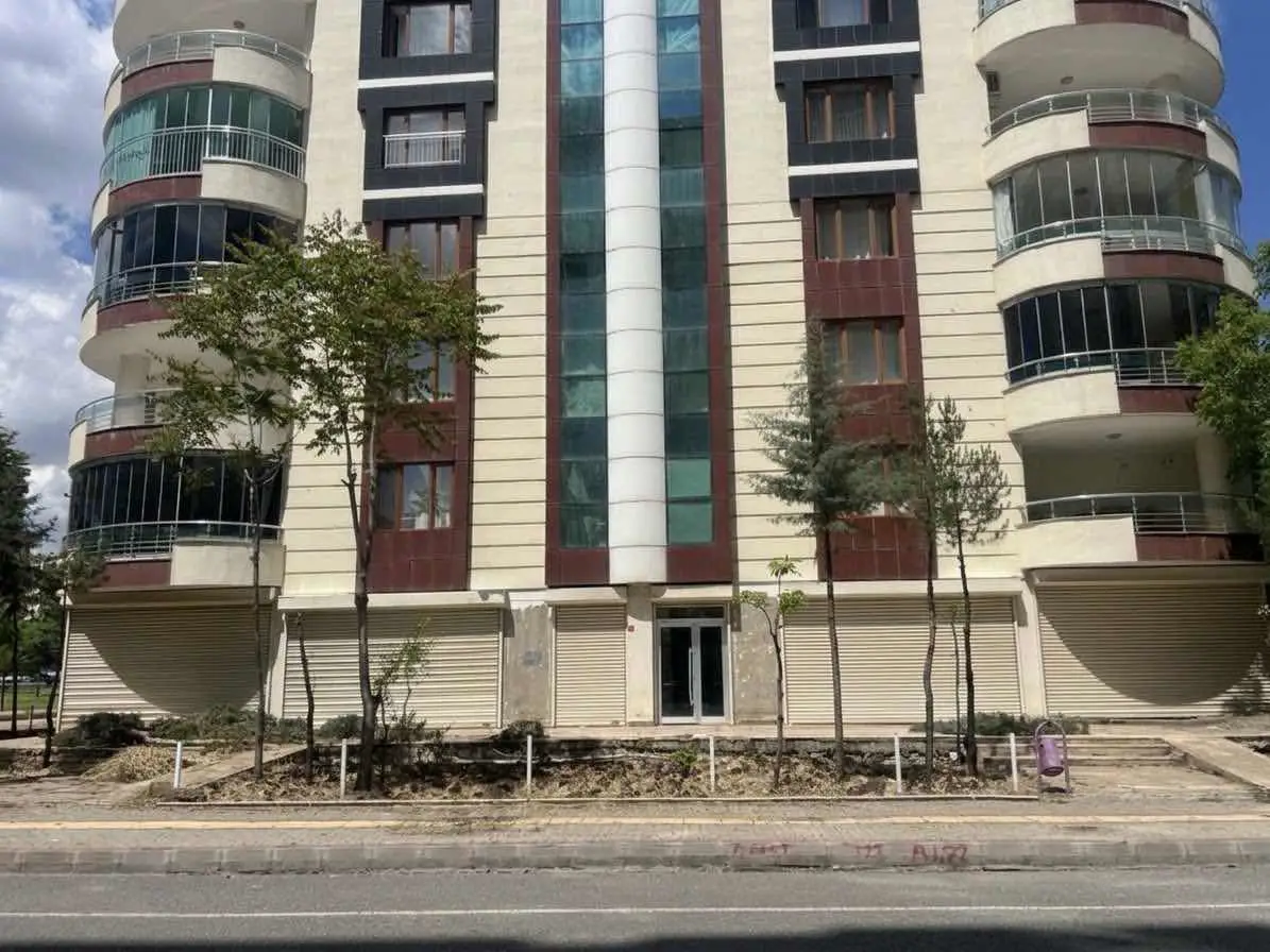 DİCLEKENTTE ÇİFT CEPHELİ KÖŞE DÜKKAN CADDE MAĞAZASI