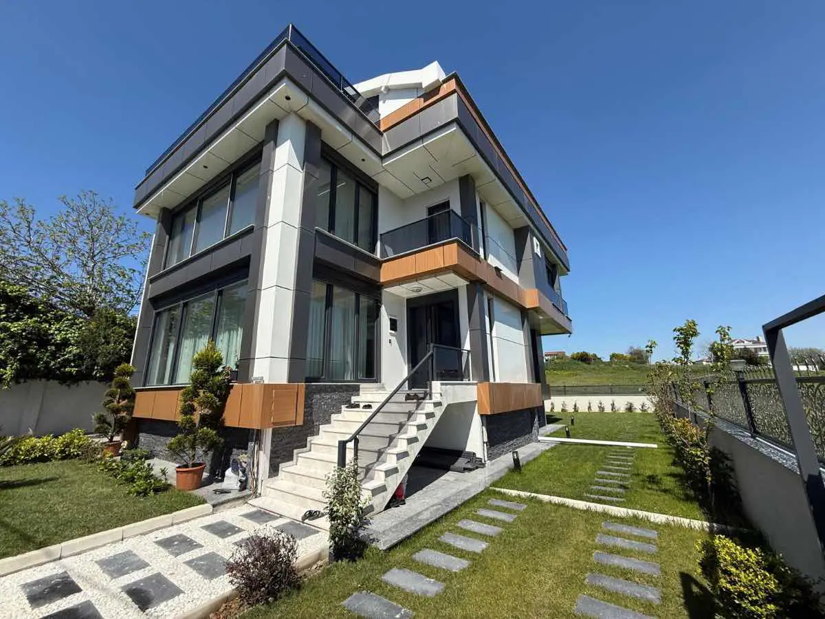 REMAX STREET'TEN BEYLİKDÜZÜ'NDE DENİZE YAKIN SATILIK LÜKS VİLLA