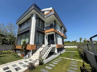 REMAX STREET'TEN BEYLİKDÜZÜ'NDE DENİZE YAKIN SATILIK LÜKS VİLLA